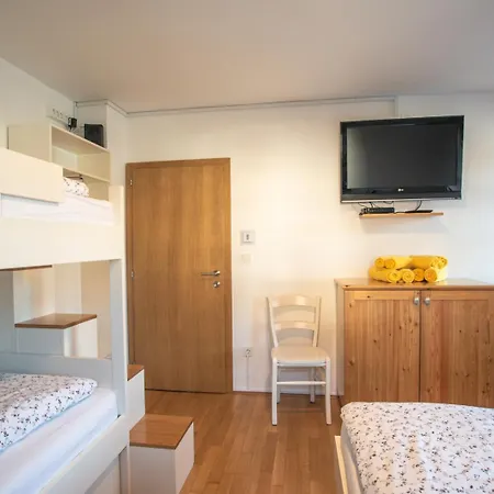Pritlicni Apartma Hribovc Z Atrijem V Blizini Golf Cluba Kranjska Gora